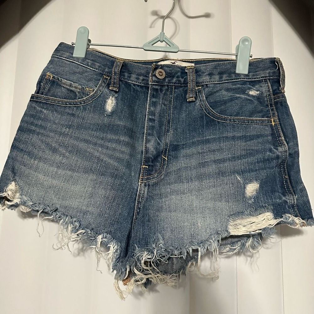 Hollister denim
Blue jean shorts , distressed hem , high rise